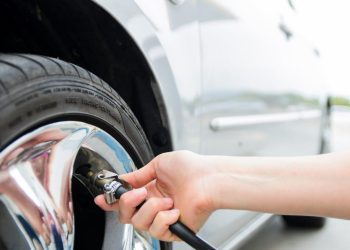 Bơm Lốp Bằng Nitơ vs. Không Khí: Lợi Ích, Chi Phí & Sự Thật