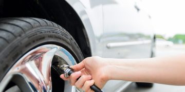 Bơm Lốp Bằng Nitơ vs. Không Khí: Lợi Ích, Chi Phí & Sự Thật