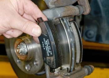 Hướng dẫn thay má phanh ô tô – Step By Step