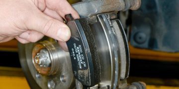 Hướng dẫn thay má phanh ô tô – Step By Step