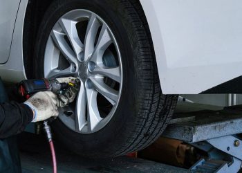 Hướng dẫn DIY: Cách xoay, đảo lốp xe ô tô