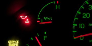 Có an toàn khi lái xe với đèn báo dầu bôi trơn bật sáng