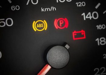 Có an toàn khi lái xe với đèn ABS bật sáng không?