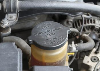 Bao lâu thì ô tô cần thay dầu trợ lực lái?