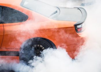 Thói quen xấu khi lái xe gây hao mòn sớm xe của bạn như thế nào?