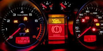 Cách ứng phó khi đèn cảnh báo phanh của bạn bật sáng trên bảng điều khiển