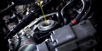 Tại Sao ô tô càng cũ thì càng cần thay dầu nhiều hơn?