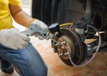 DIY: Cách xả khí (air) hệ thống phanh xe của bạn khi chỉ có một mình