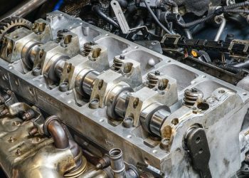 Các dấu hiệu cho thấy nắp máy (nắp xi lanh) bị nứt