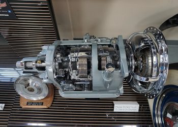 Hộp số tự động đầu tiên được phát minh khi nào?