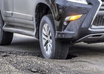 5 bộ phận trên ô tô dễ bị hư hỏng khi đi vào ổ gà