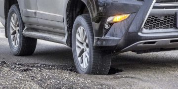 5 bộ phận trên ô tô dễ bị hư hỏng khi đi vào ổ gà