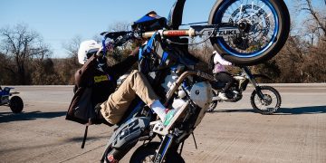 Wheelie – Thuật ngữ Bốc đầu Xe